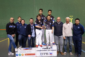 Les jeunes finalistes portésiens bien entourés avec le président, les deux vices-président et les coach, sans Justin Dardenne parti jouer en suivant à Hendaye